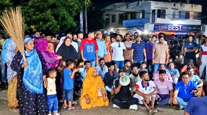 আগ্নেয়াস্ত্র হাতে মহড়া দেওয়া বাপ্পিকে ছেড়ে দেওয়ার প্রতিবাদে থানা ঘেরাও, সড়ক অবরোধ