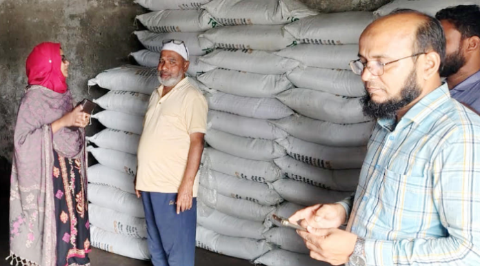 রাণীনগরে বেশি দামে সার বিক্রি, ২ ব্যবসায়ীকে জরিমানা