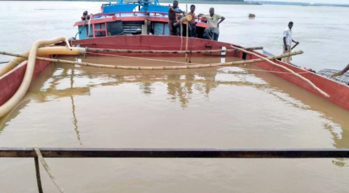 যমুনা নদী থেকে অবৈধ বালু উত্তোলনের দায়ে ৩ জনকে সাড়ে ৪ লাখ টাকা অর্থদণ্ড