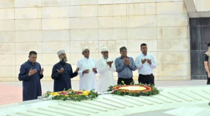 শপথের আগেই জিয়া ও খালেদা জিয়ার সমাধিতে নতুন রাষ্ট্রপতির শ্রদ্ধার্ঘ্য