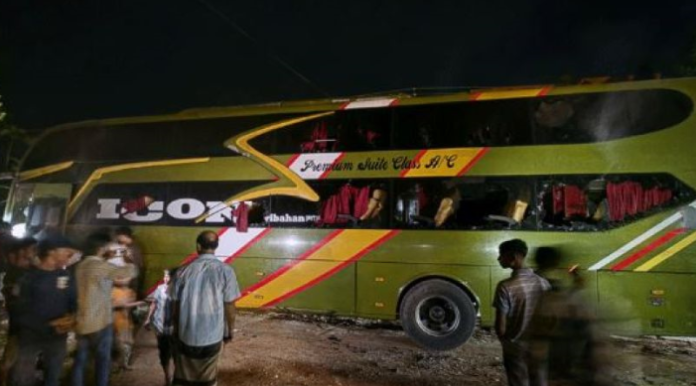কক্সবাজারে আইকন পরিবহনের এসি বাসে আগুন: জানালার কাচ ভেঙে ২৫-৩০ যাত্রীকে রক্ষা করলেন স্থানীয়রা