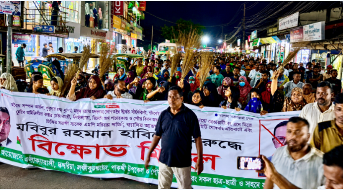 ঈশ্বরদীতে বিএনপির ঘোষিত কমিটির বিরুদ্ধে বিক্ষোভ ও ঝাড়ু মিছিল