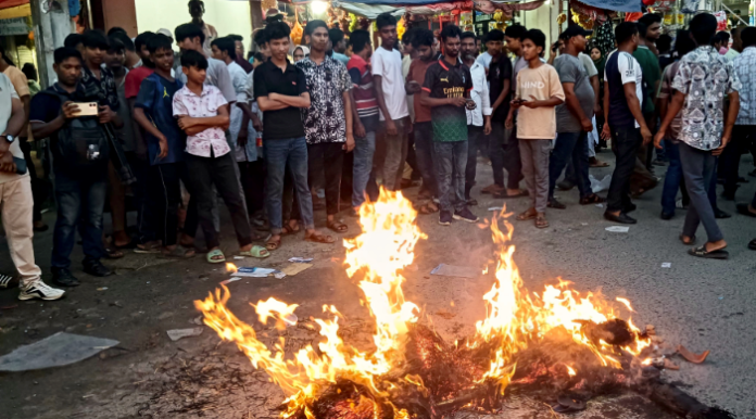 বিএনপির কমিটি বাতিলের দাবিতে উত্তপ্ত ঈশ্বরদী; বিক্ষোভ-ঝাড়ু মিছিল, কুশপুত্তলিকা দাহ
