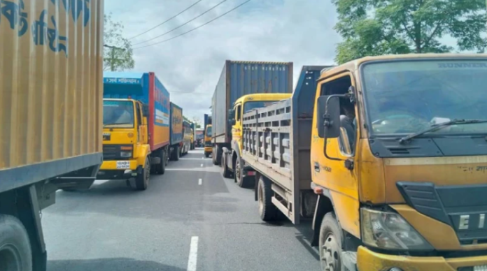 ঢাকা-চট্টগ্রাম মহাসড়কে ৫০ কিলোমিটার ভয়াবহ যানজট: চরম ভোগান্তিতে হাজারো যাত্রী ও চালক