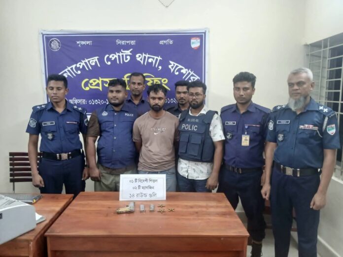 বেনাপোলে বিদেশি পিস্তল ও গুলিসহ ৪ মামলার আসামি মফিজুর আটক