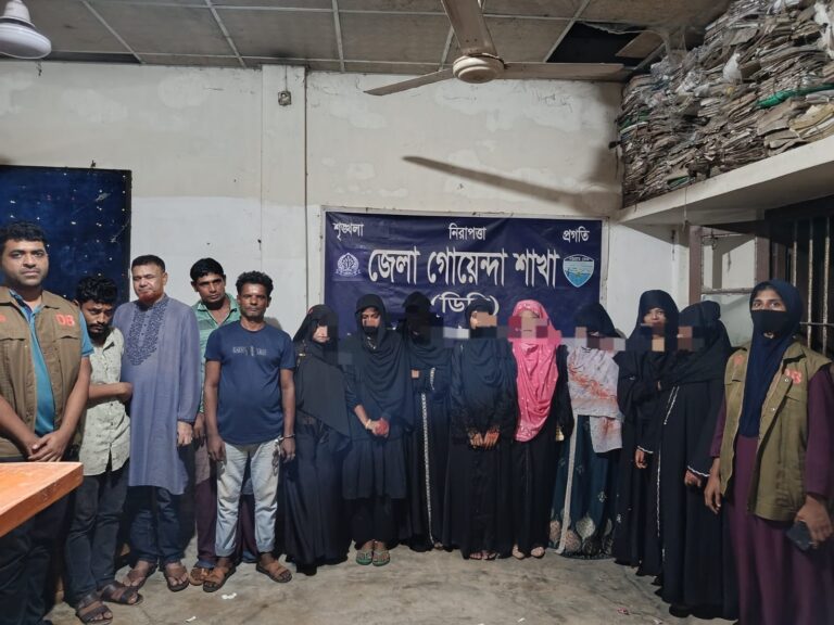 নোয়াখালীতে আবাসিক হোটেলে ডিবির অভিযানে গ্রেপ্তার ১২