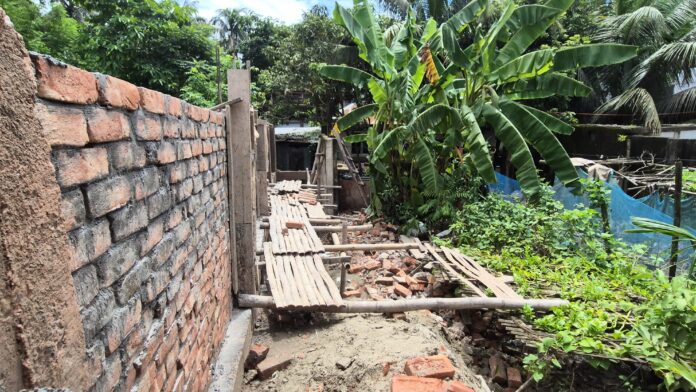 রাতের আঁধারে সাবেক সচিবের জায়গা দখলের অভিযোগ
