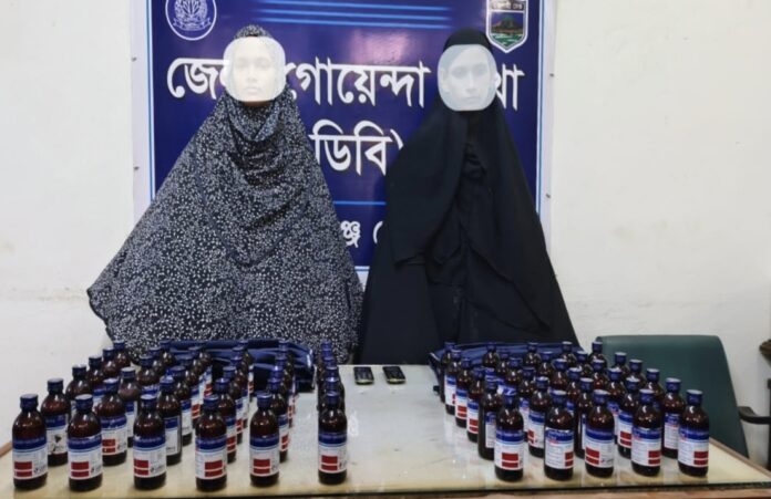 চাঁপাইনবাবগঞ্জে ৬০ বোতল এস্কাফ সিরাপসহ দুই নারী গ্রেপ্তার