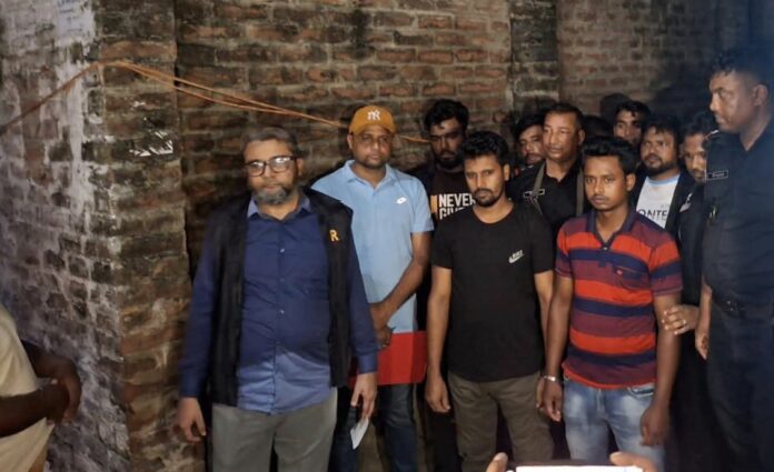 চাঁপাইনবাবগঞ্জে ভারতীয় জাল রুপি তৈরির কারখানায় অভিযান, আটক ২