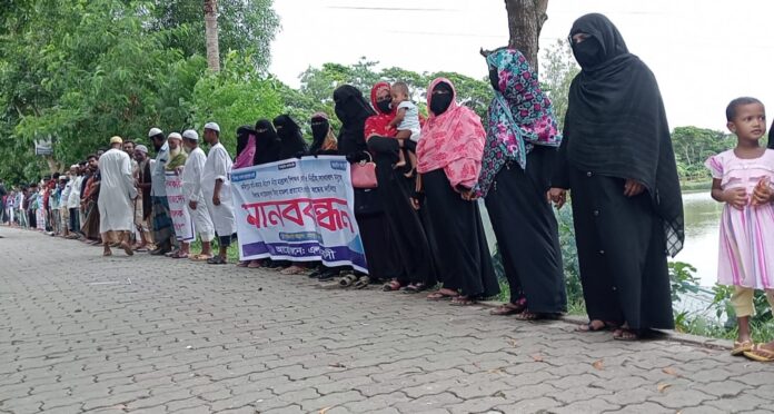 মহিপুরে মাদ্রাসা শিক্ষক-প্রবাসীসহ ৮ জনের বিরুদ্ধে মিথ্যা মামলা প্রত্যাহারের দাবিতে মানববন্ধন