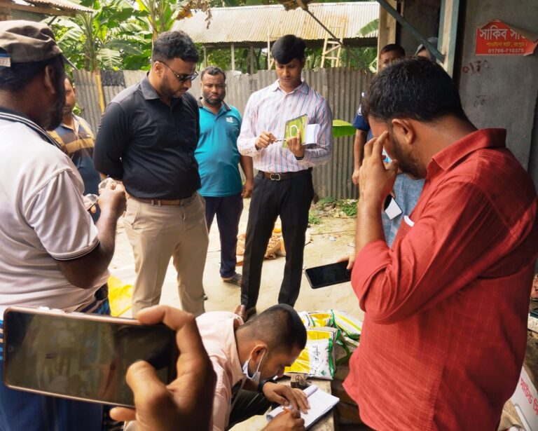 পীরগাছায় সার মজুদ ও বেশি দামে বিক্রয়ের অভিযোগে ব্যবসায়ীকে জরিমানা ও কারাদণ্ড