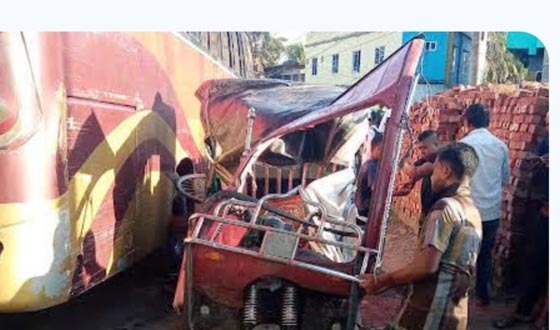 বাগেরহাটে বাসের ধাক্কায় অটোবাইক চালক নিহত, আহত ৪