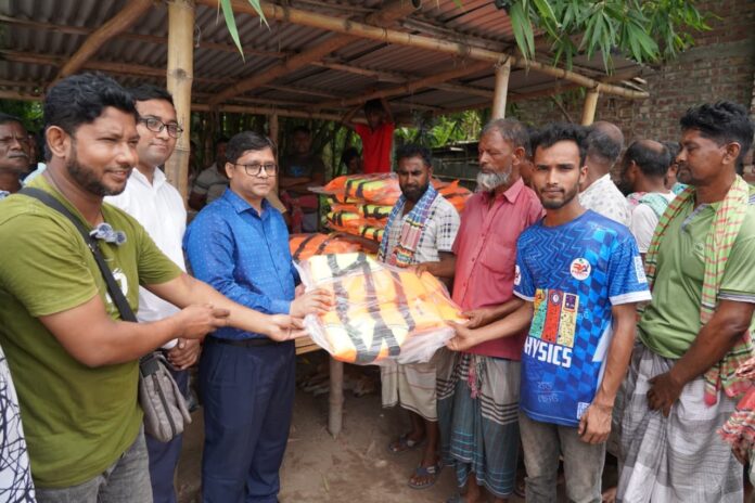 রাসিকের পক্ষ থেকে মাঝিদের মাঝে লাইফ জ্যাকেট বিতরণ