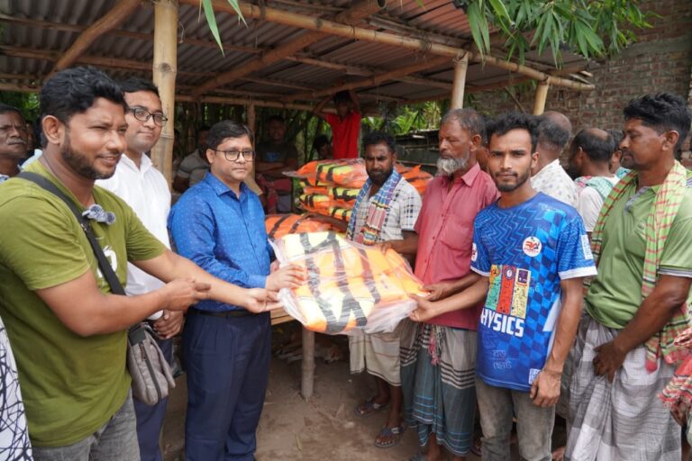 রাসিকের পক্ষ থেকে মাঝিদের মাঝে লাইফ জ্যাকেট বিতরণ