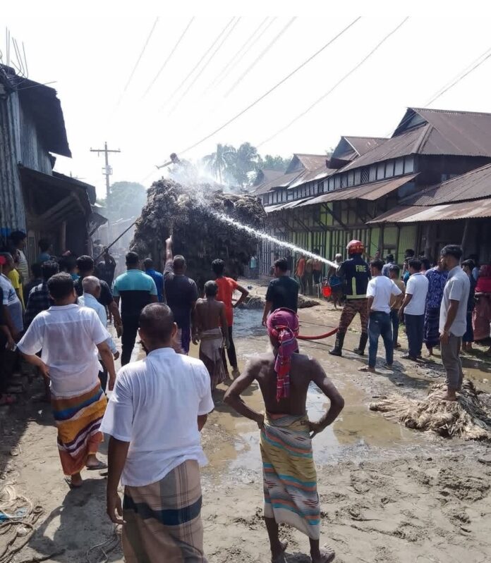 কটিয়াদী প্রতিনিধি: কিশোরগঞ্জের কটিয়াদী উপজেলা সদরের দক্ষিণ পাটমহলে পাট বোঝাই গাড়িতে এক ভয়াবহ অগ্নিকান্ডের ঘটনা ঘটেছে, তবে জনগণের স্বতঃস্ফূর্ত সহযোগিতা এবং স্থানীয় ফায়ার সার্ভিসের আগমনের কারণে অল্পতেই রক্ষা পেল কোটি কোটি টাকার সম্পদ। ১লা আগস্ট শনিবার বেলা আনুমানিক তিন ঘটিকার দিকে কটিয়াদী সদর দক্ষিণ পাটমহলে পাট ব্যবসায়ী কমল সাহার গোদামে আনা একটি বড় টমটমে থাকা প্রায় ১২০ মন পাটে হঠাৎ আগুন ধরে যায়। দ্রুততার সাথে আগুন ছড়িয়ে পড়লে পাটমহলে এক আতঙ্কের সৃষ্টি হয়। প্রথমে স্থানীয় দোকান ব্যবসায়ী মালিকগণ এবংস্থানীয় লোকজন নিজ নিজ দায়িত্ব থেকে উদ্যোগ নিয়ে আগুন নিভানোর চেষ্টা করতে থাকেন।কিন্তু আগুনের তীব্রতা বেড়ে গেলে স্থানীয় ফায়ার সার্ভিসকে ফোন করলে, আসতে দেরী হওয়ায় জরুরী সেবা ৯৯৯ এ ফোন করা হলে পরপরই কটিয়াদী ফায়ার সার্ভিসের একটি দল ঘটনাস্থলে পৌঁছে। কিন্তু পানির পর্যাপ্ত উৎস না থাকায় আগুন নিয়ন্ত্রণে আনতে ফায়ার সার্ভিসকে কঠিন পরিস্থিতির মুখোমুখি হতে হয়। পরবর্তীতে ফায়ার সার্ভিস উক্ত পাটমহলের দক্ষিণ দিকে সরকারি খালে পাইপ লাগিয়ে পানির ব্যবস্থা করে। প্রায় দুই ঘন্টা চেষ্টার পর ফায়ার সার্ভিস আগুন নিয়ন্ত্রণে আনে। উল্লেখযোগ্য যে উক্ত পাটমহলে পানির উৎস হিসেবে কয়েকটি টিউবওয়েল থাকলেও কয়েকদিন পর পর কয়েকবার উক্ত দক্ষিণ পাটমহলে,, চোরেরা চুরি করে, টিউবলের মাথা সহ দোকান মালিকদের দোকানের পাট মাপার পাথর সহ বিভিন্ন জিনিসপত্র নিয়ে যায়। বর্তমানে পাট মহলের শত শত ব্যবসায়ীর সুপেয় পানির কোন ব্যবস্থা নেই। পাট ব্যবসায়ী সমিতির সভাপতি মোঃ আঙ্গুর মিয়া ও সাধারণ সম্পাদক সুবীর সাহাকে জিজ্ঞাসা করা হলে, তারা বলেন, কটিয়াদীতে ফায়ার সার্ভিস স্টেশন থাকাতে, আমাদের বিরাট উপকার হয়েছে। কিছুটা দেরি হলেও দ্রুতই তারা চলে আশায় ব্যাপক ক্ষতির হাত থেকেরক্ষা পেল আমাদেরপাটমহলের ব্যবসায়ী বৃন্দ। পাট মৌসুম মাত্র শুরু হওয়ায়, এখনো সমস্ত ঘরে পাট কেনাবেচা পূর্ণভাবে শুরু হয়নি। বর্তমান আগুনের ক্ষতির পরিমাণ জিজ্ঞাসা করা হলে তারা বলেন সম্ভবত ৫০ থেকে ৬০ হাজার টাকার ক্ষতি হয়েছে। তারা বর্তমান সরকারের নিকট দাবী করেন যে, পাট মহলে পর্যাপ্ত পানির ব্যবস্থা করতে হবে এবং পার্শ্ববর্তী দক্ষিণ দিকে সরকারি খালটি সাধারণভাবে খনন করে পর্যাপ্ত পানি সঞ্চয়ের ব্যবস্থা করতে হবে। এমনিতেই অনেক স্বার্থান্বেষী মহল উক্ত সরকারি খালের জায়গা দখল করে, ঘর দরজা নির্মাণ, এমনকি বিল্ডিং পর্যন্ত করে ফেলেছে যা দ্রুততার সাথে সরকারের হস্তক্ষেপ করা প্রয়োজন । নতুবা সরকার কোটি কোটি টাকার সম্পদ থেকে বঞ্চিত হবে।