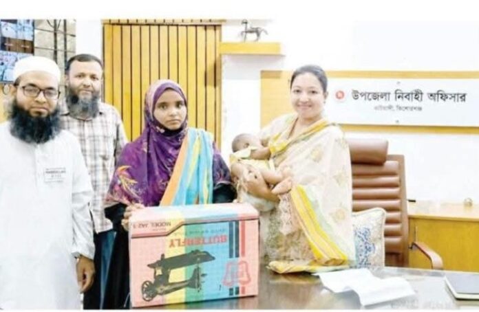 কটিয়াদীতে অসহায় তানজিনাকে স্বাবলম্বী করতে, ইউএনওর সেলাই মেশিন উপহার