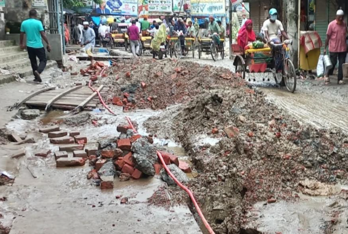 সড়ক পুনঃনির্মাণ ও ড্রেন দ্রুত সংস্কারের দাদি নাগরিকদের, বৃষ্টি হলেই ভোগান্তি