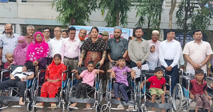 শাহজাদপুরে বিশেষ চাহিদাসম্পন্ন শিশুদের মাঝে সহায়ক ডিভাইস বিতরণ