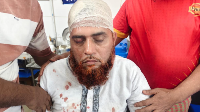 হোটেল ম্যানেজারকে কুপিয়ে জখম, ৫ লাখ টাকা লুট