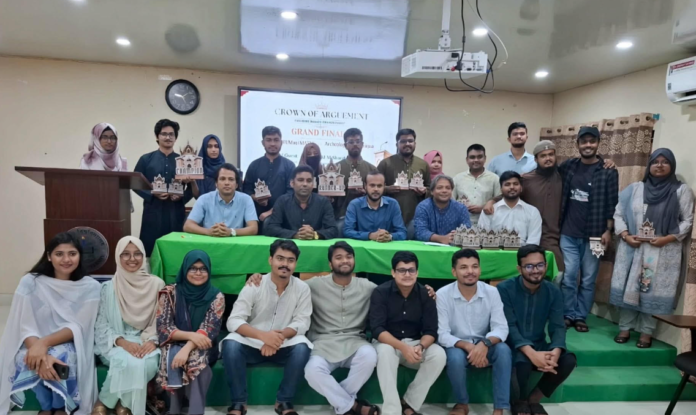 কুবিতে ‘ক্রাউন অব আর্গুমেন্টে’ গ্র্যান্ড ফাইনালে চ্যাম্পিয়ন গণিত বিভাগ