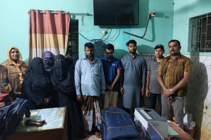 নোয়াখালীতে দুই হোটেলে ডিবির অভিযান, গ্রেপ্তার ৮