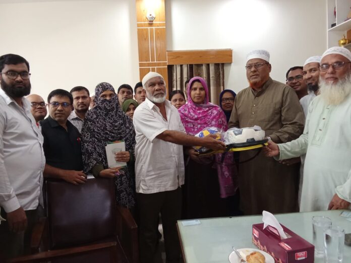 রংপুর-৩ সদর আসনের এমপি মাহবুবুর রহমান বেলাল বিভিন্ন শিক্ষা প্রতিষ্ঠানে ক্রীড়া সামগ্রী বিতরন করেছেন