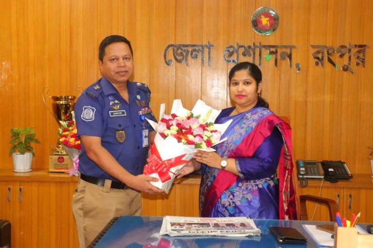 আটাশ বিসিএস পুলিশ কর্মকর্তা এসপি বরণ করে নিলেন উনত্রিশ বিসিএস কর্মকর্তা ডিসিকে