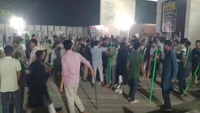 রংপুরের বেগম রোকেয়া বিশ্ববিদ্যালয়ে ছাত্রদল শিবিরের মধ্যে দফায় দফায় সংঘর্ষের ঘটনায় উভয় পক্ষের ১০ জন আহত