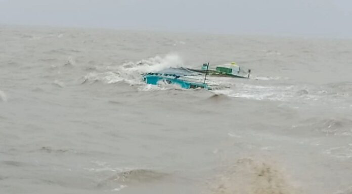 লবণ বোঝাই বলগেট ডুবে বৃদ্ধের মৃত্যু