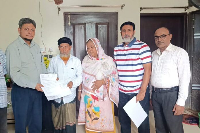 শহীদ আব্দুল কাইয়ুমের পরিবারকে ৫ আগস্টের কর্মসূচিতে আমন্ত্রণ জানাতে সাভারে কুবি প্রশাসন