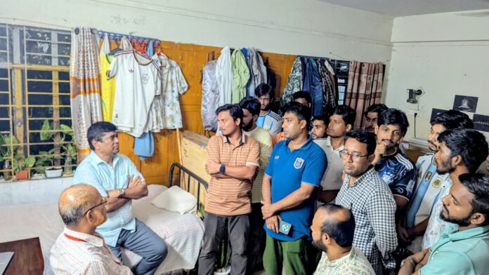মধ্যরাতে ছেলেদের হল পরিদর্শনে কুবি উপাচার্য 