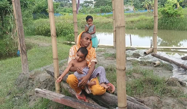 অসহায় মায়ের ৫০০ টাকার ভাড়ার জন্য চুল বিক্রি