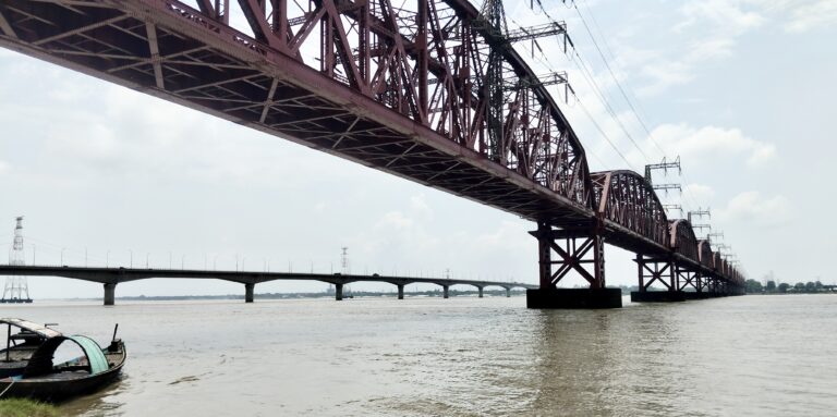 পিকনিকের আনন্দ শেষে পদ্মায় বিষাদ, হার্ডিঞ্জ ব্রিজে ট্রলারের ধাক্কায় নিখোঁজ ১
