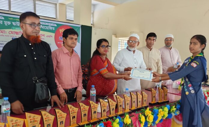 সাপাহারে কৃতি শিক্ষার্থীদের সংবর্ধনা ও সনদপত্র বিতরণ