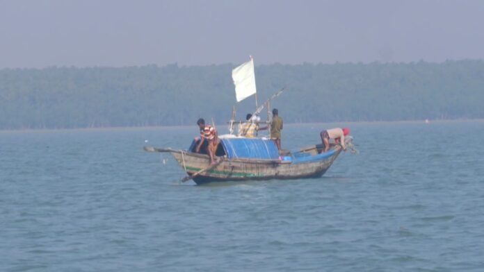 ১৫ জেলে নিয়ে বঙ্গোপসাগরে ট্রলারডুবি