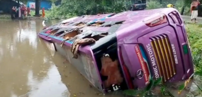 কুয়াকাটাগামী দূরপাল্লার স্লিপার বাস মহাসড়ক ছেড়ে পুকুরে: অল্পের জন্য রক্ষা পেলেন জবি শিক্ষার্থীরা