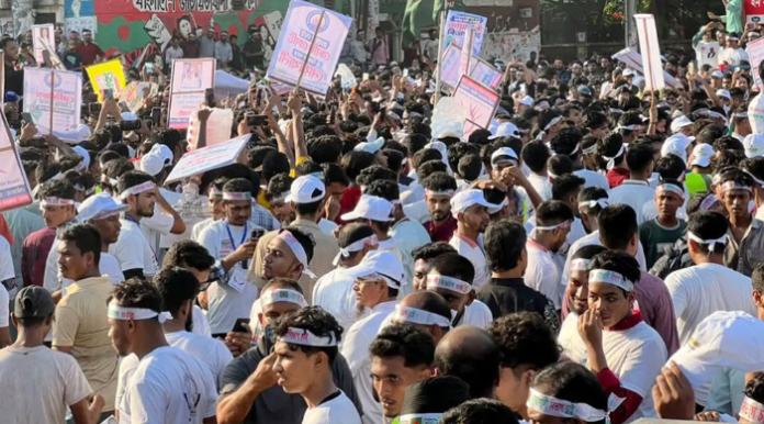 নোয়াখালীকে পৃথক বিভাগ ঘোষণার দাবি: শাহবাগ অবরোধে তীব্র যানজট, ভোগান্তিতে যাত্রীরা