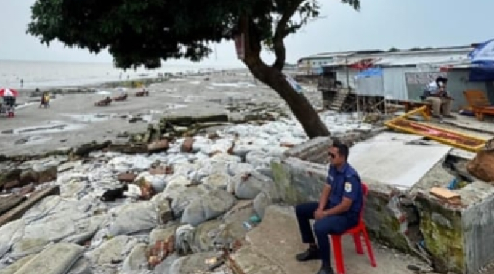 কুয়াকাটা সৈকতের পুলিশ বক্সটি সাগরের বিলীন, হুমকিতে মেরিন ড্রাইভ ও বেড়িবাঁধ