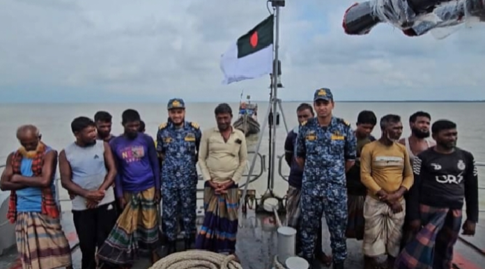 বঙ্গোপসাগরে ইঞ্জিন নষ্ট হওয়া ট্রলারসহ ১২ জেলেকে উদ্ধার করেছে নৌবাহিনী