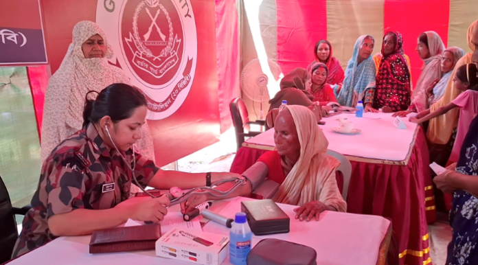 জয়পুরহাটে সীমান্তে বিজিবির দিনব্যাপী ফ্রি মেডিকেল ক্যাম্প, সেবা পেলেন ৫০০ শতাধিক মানুষ