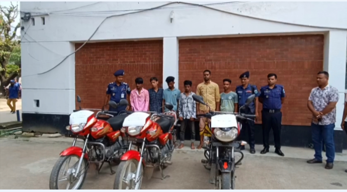 চাঁপাইনবাবগঞ্জে ৩ চোরাই মোটরসাইকেল উদ্ধার, আন্তঃজেলা চোর চক্রের ৬ সদস্য গ্রেফতার