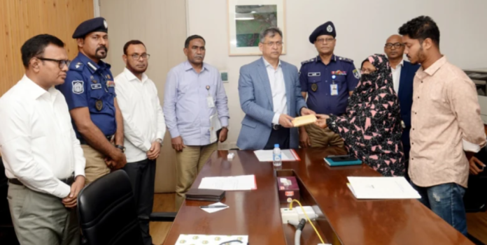 আমিনবাজারে এসবি কর্মকর্তা আলতাফ হত্যা: সকল আসামিকে দ্রুত গ্রেপ্তারের কঠোর নির্দেশ স্বরাষ্ট্রমন্ত্রীর
