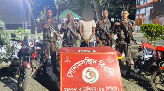 চাঁপাইনবাবগঞ্জের শিবগঞ্জ সীমান্তে বিদেশি পিস্তল-গুলিসহ আটক ১