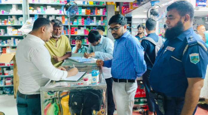 জয়পুরহাটে মেয়াদোত্তীর্ণ ওষুধ ও প্রেসক্রিপশন ছাড়া অ্যান্টিবায়োটিক বিক্রি, ৩ ফার্মেসিকে জরিমানা