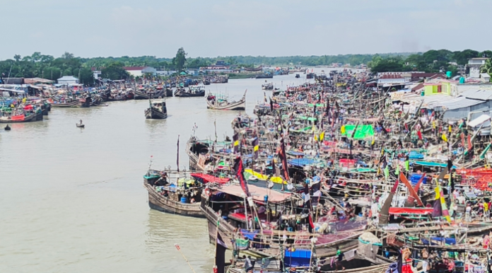 জ্বালানি তেলের মূল্য বৃদ্ধিতে মহিপুরে জেলেদের ক্ষোভ