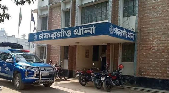 গফরগাঁওয়ে নবম শ্রেণির ছাত্রকে জিম্মি করে মাকে গণধর্ষণ: ক্ষোভে প্রধান আসামির বাড়ি ভাঙচুর