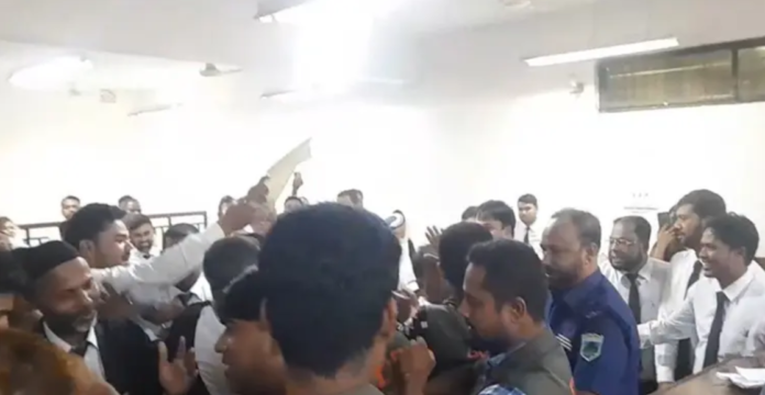 বগুড়ায় সিনিয়র জেলা ও দায়রা জজের এজলাসে দুই পক্ষের আইনজীবীদের হট্টগোল ও ধস্তাধস্তি, বিচারকের এজলাস ত্যাগ