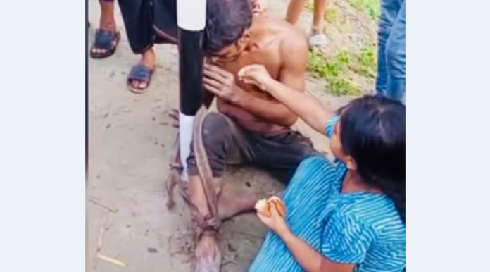 খুঁটিতে চোর সন্দেহে বাঁধা বাবাকে পরম মমতায় চা-রুটি খাওয়ালো শিশু, ভিডিও ভাইরাল
