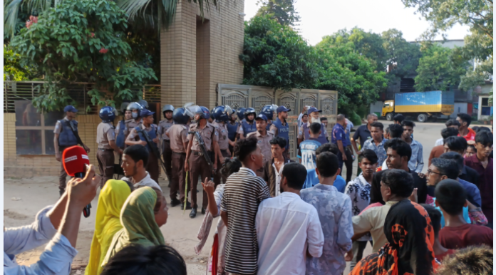 শ্রীপুরে বকেয়া বেতনের দাবিতে মহাসড়ক অবরোধ, আহত ২