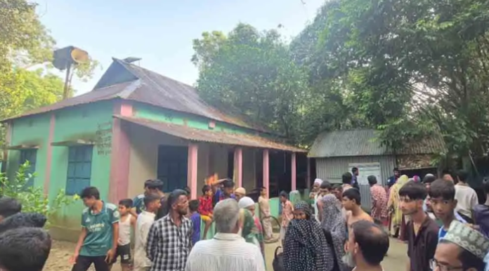 কটিয়াদীতে মসজিদের ভেতর থেকে ইমামের ঝুলন্ত লাশ উদ্ধার